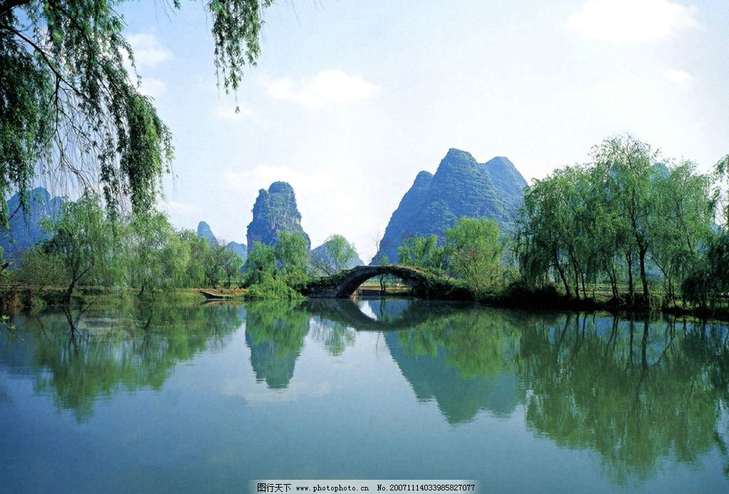桂林山水有许多重点风景名胜区,请你选出一个景点并写出与之有关的诗文、传说或故事名称。
